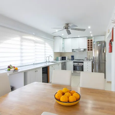 Abahana Airlie Villa